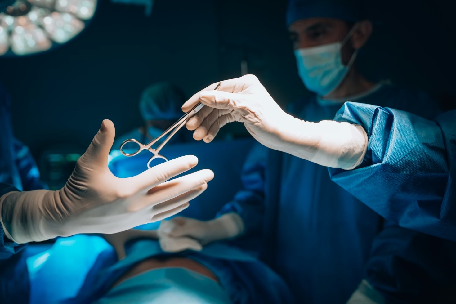 Cirujanos en quirófano representando cobertura médica de primer nivel