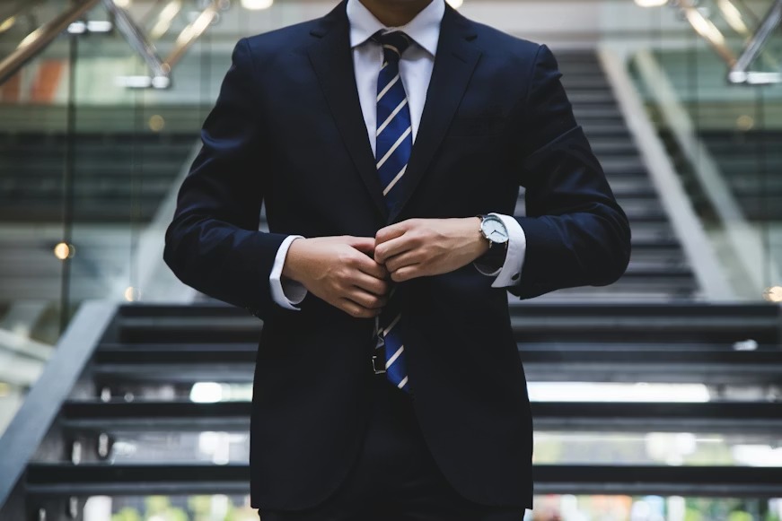 Empresario en traje protegiendo su negocio